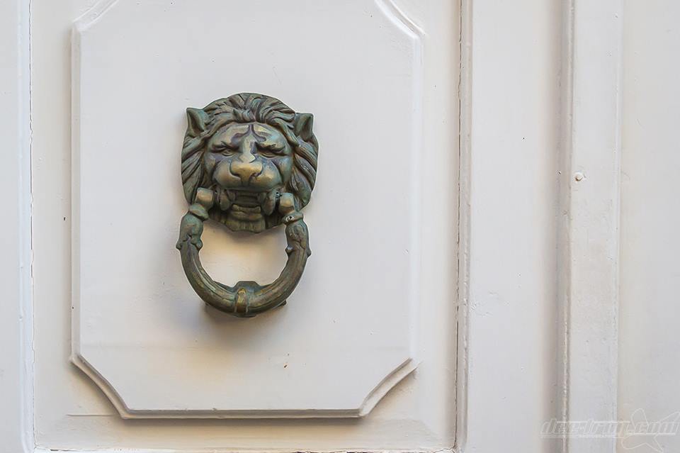 old_city_door_lion